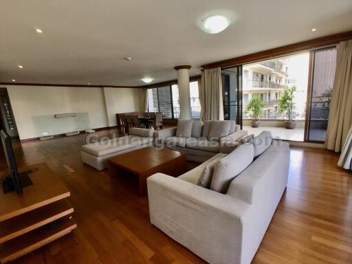 4 Bedrooms Furnished Apartment close to Asok BTS