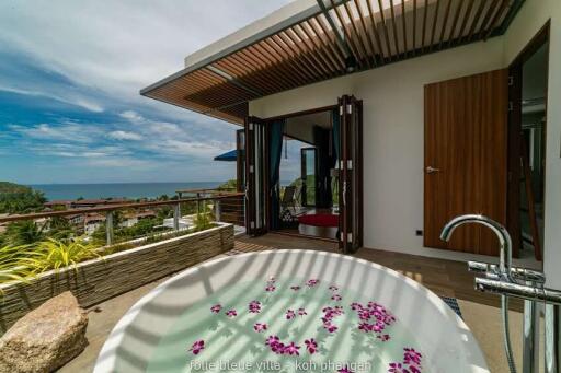 Outdoor luxury area with bathtub and ocean view