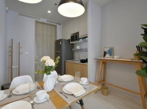 Modern kitchen with dining area