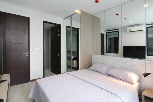 Modern and cozy bedroom with a double bed, mirrored closet, and ensuite bathroom