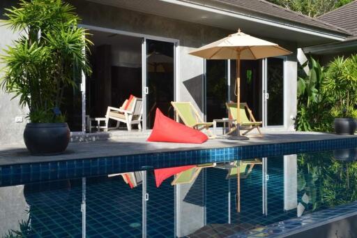 Outdoor seating area by a swimming pool