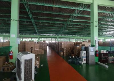 Spacious warehouse with high ceilings and ample storage capacity