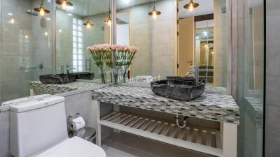 Modern bathroom with decorative sink and vanity