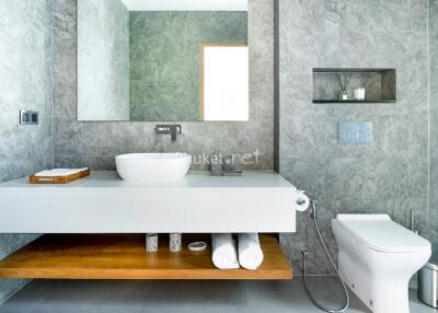 Modern bathroom with a large mirror and sleek fixtures
