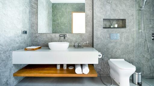 Modern bathroom with a large mirror and sleek fixtures