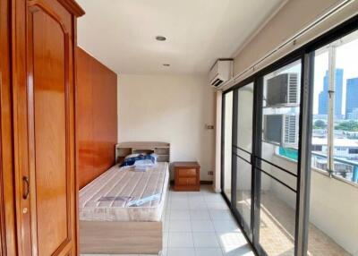 2-BR Condo at Centurion Park near BTS Ari