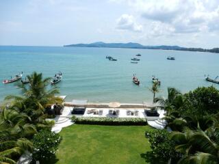 Oceanfront property with garden and boats