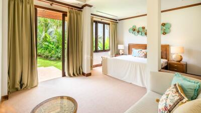 Spacious bedroom with a view of the garden