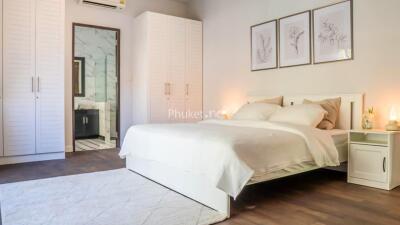 Spacious bedroom with double bed, wardrobe, and view into an ensuite bathroom