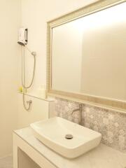 Modern bathroom with large mirror and shower