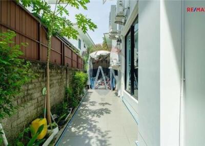 295 Sqm., 3 Beds Townhouse listed for ฿ 17,500,000.