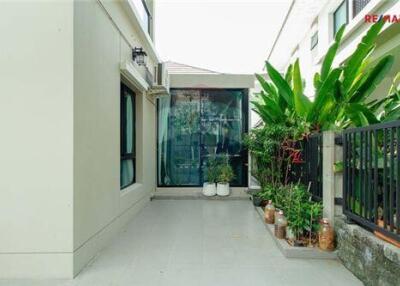 295 Sqm., 3 Beds Townhouse listed for ฿ 17,500,000.