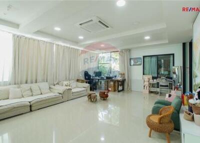 295 Sqm., 3 Beds Townhouse listed for ฿ 17,500,000.