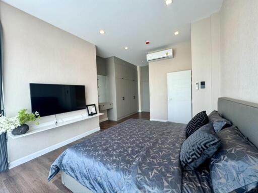 Modern bedroom with TV and air conditioning