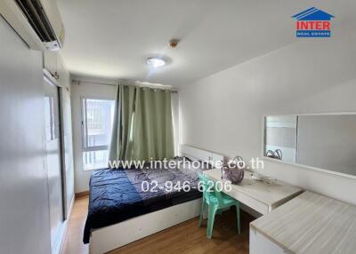 Spacious bedroom with desk, bed, air-conditioning and window