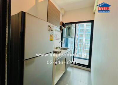 Modern compact kitchen with a view of the city