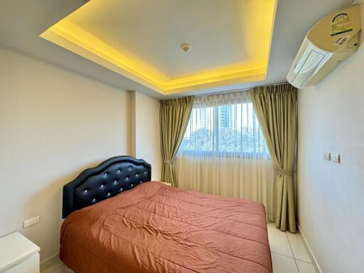 Bedroom with a double bed, air conditioning, and ceiling lights.