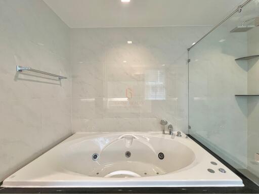 Spacious bathroom featuring a modern jacuzzi tub