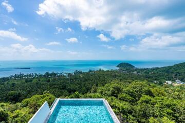 Stunning ocean view from an infinity pool