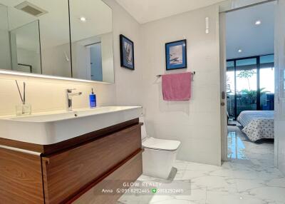 Modern bathroom with view into the bedroom