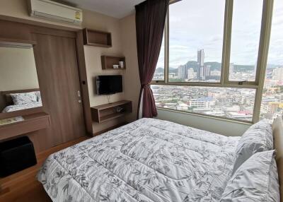 Bedroom with city view, air conditioning, and built-in storage