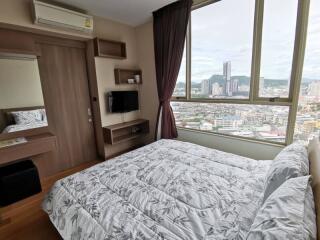 Bedroom with city view, air conditioning, and built-in storage