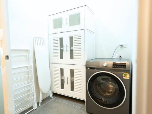 Laundry room with washing machine