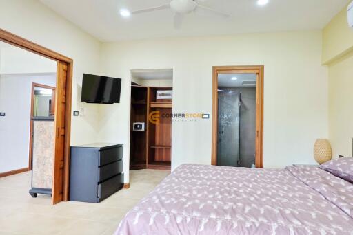 คอนโดนี้มี 1 ห้องนอน  อยู่ในโครงการ คอนโดมิเนียมชื่อ Sombat Pattaya Condotel 
