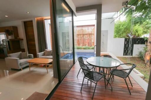 Smart, modern 3 bed house with private pool