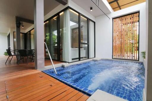 Smart, modern 3 bed house with private pool