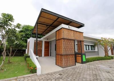 Smart, modern 3 bed house with private pool