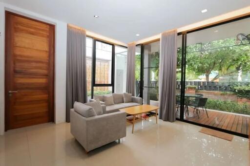 Smart, modern 3 bed house with private pool