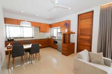 Smart, modern 3 bed house with private pool