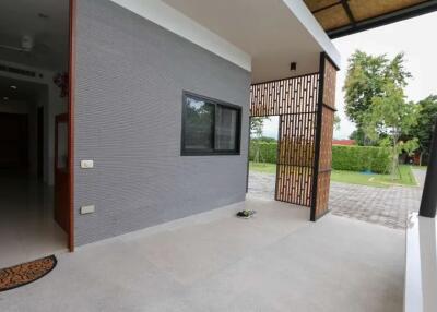 Smart, modern 3 bed house with private pool