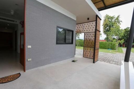 Smart, modern 3 bed house with private pool