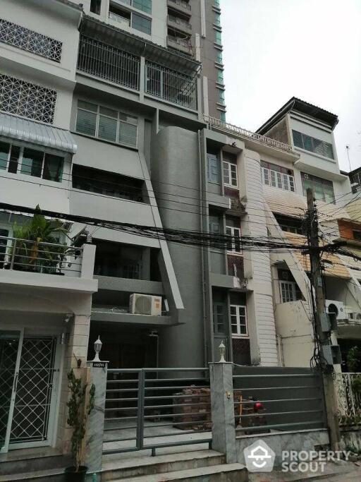 8-BR Townhouse near MRT Sanam Chai