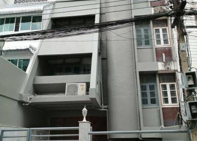 8-BR Townhouse near MRT Sanam Chai