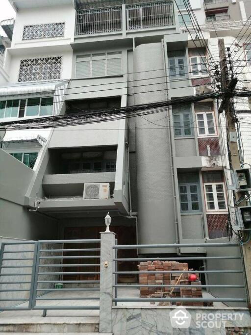 8-BR Townhouse near MRT Sanam Chai