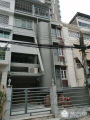 8-BR Townhouse near MRT Sanam Chai