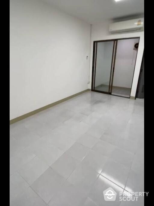 Retail Space for Rent in Khlong Tan