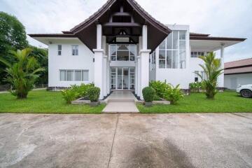 A modern house 5 bedrooms 7 bathrooms for rent or sale in Mae Rim, Chiang Mai