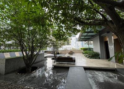 Modern apartment outdoor area with greenery and seating