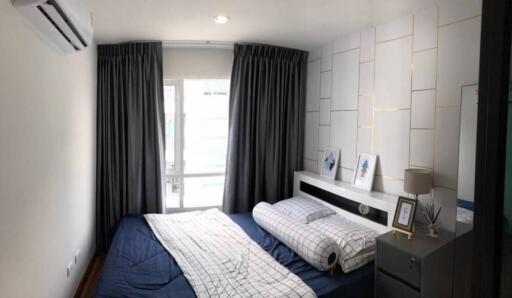 Modern, well-lit bedroom with a double bed, air conditioning, and contemporary decor.