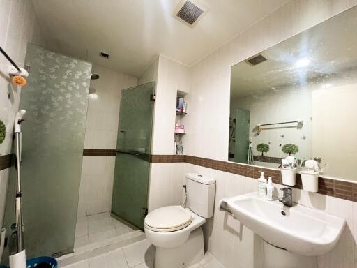 Modern bathroom with fixtures and a large mirror