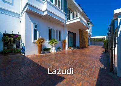 Luxurious 2 Story Pool Villa : 4 Bedrooms Plus 2 Bedroom Guest House