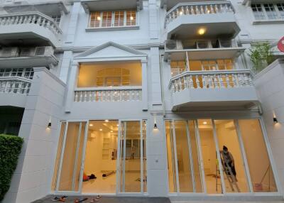 4-BR Townhouse at Prompak Gardens Condominium near BTS Phrom Phong