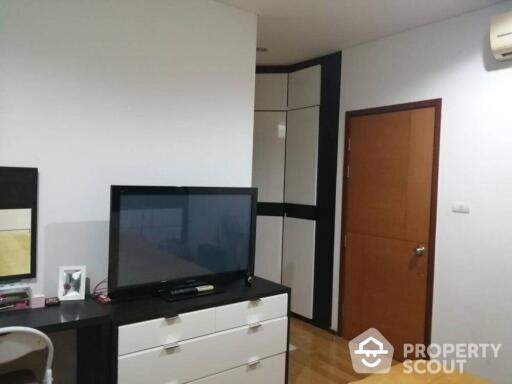 1-BR Condo at Villa Sathorn near BTS Krung Thon Buri