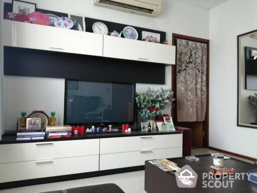 1-BR Condo at Villa Sathorn near BTS Krung Thon Buri