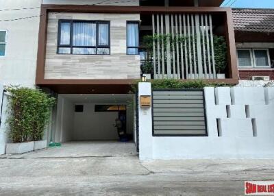 Newly Renovated Three Bedroom Detached Two Storey House for Rent Near BTS Ekkamai