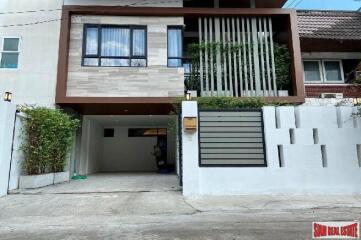 Newly Renovated Three Bedroom Detached Two Storey House for Rent Near BTS Ekkamai